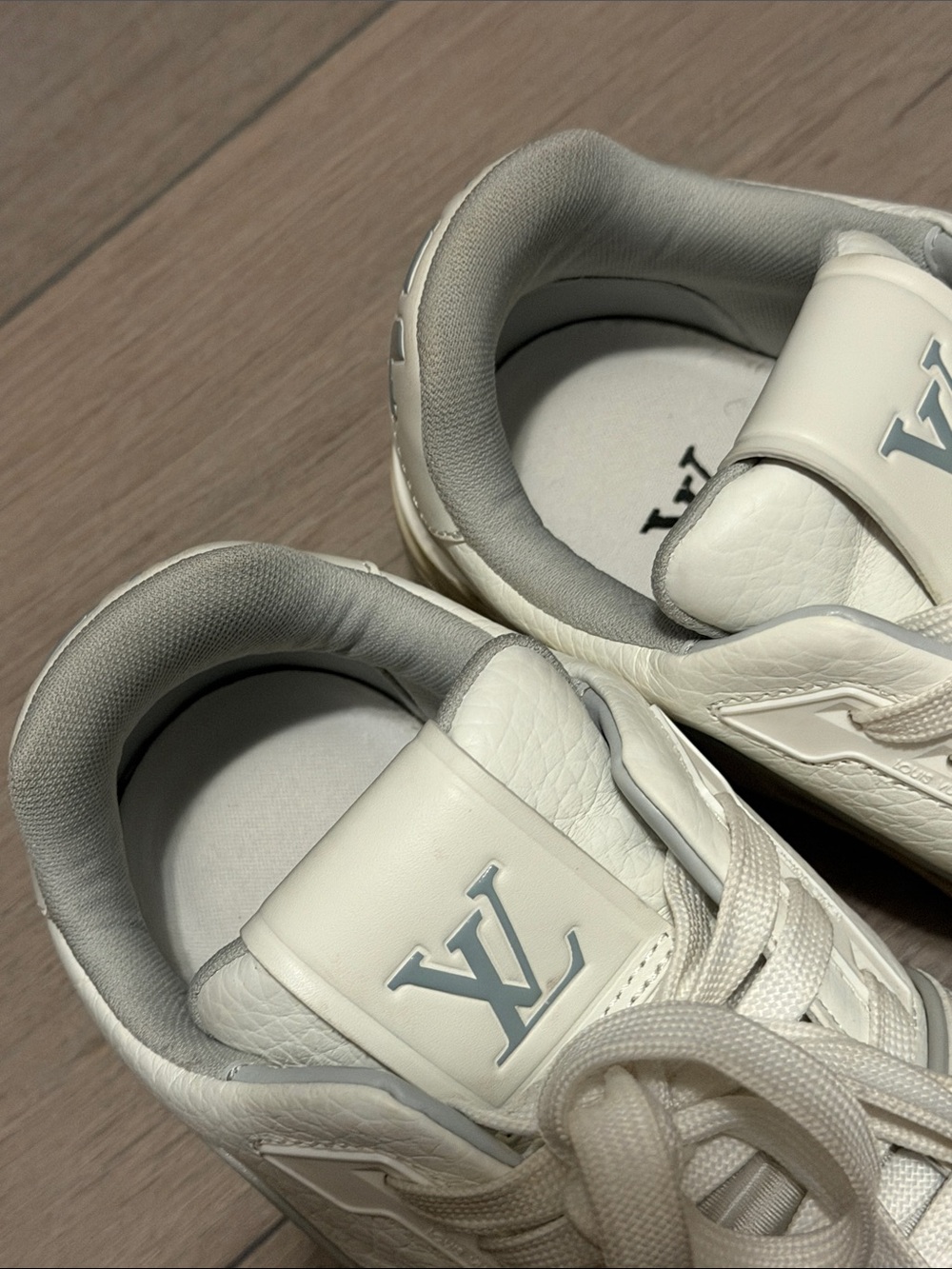 Louis Vuitton Cream White Low-Top Sneakers - Picture 10 of 11